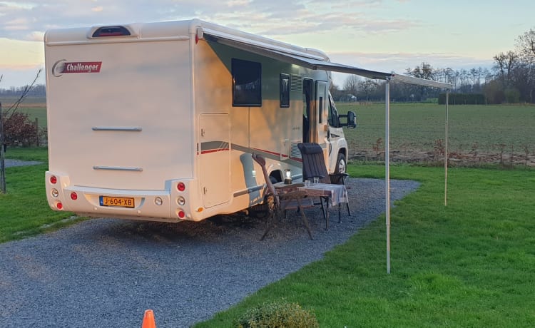 Sehr luxuriöser, geräumiger und komfortabler Camper mit Queensize-Bett, super komplett!