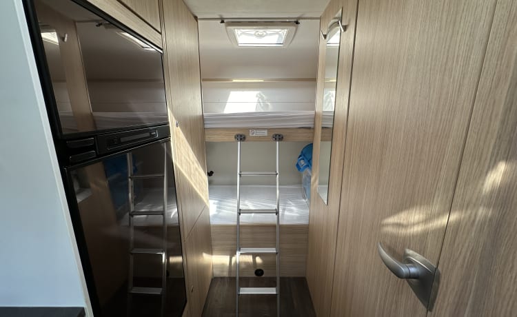 HARRY – Sleep 4 in comfort and luxury in our Sunlight A68 (2019)