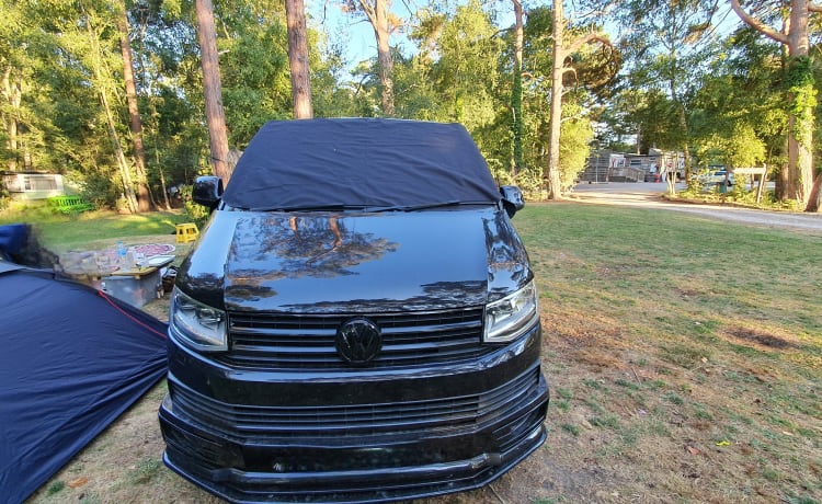 "The Bus" – Custom VW T6 Stealth Camper