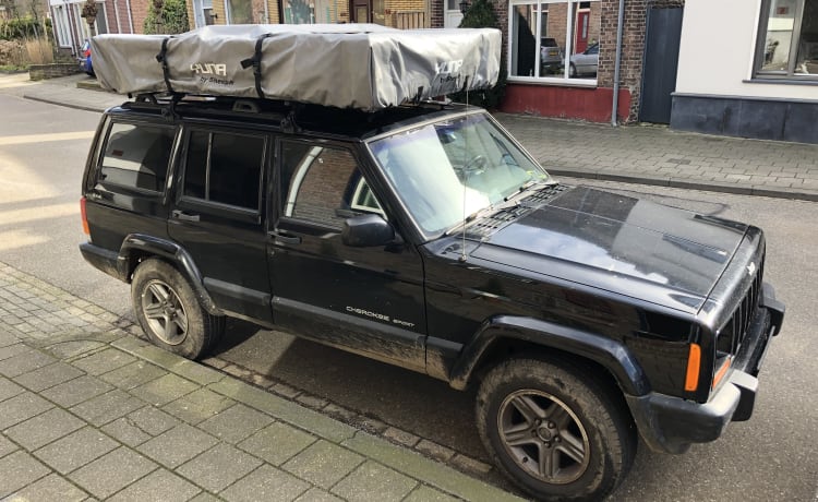 Black Beauty – Jeep Cherokee met Yuna Family rooftoptent