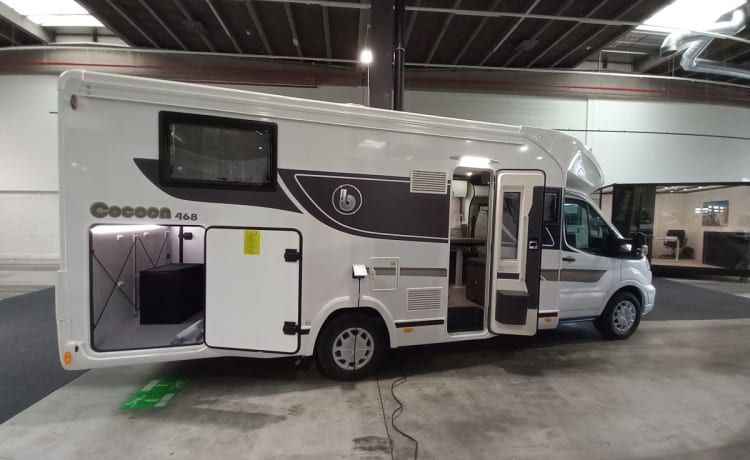 Luxe Ford Mobilhome met Dubbele 2-Persoonsbedden - Jouw Ultieme Reisgenoot!