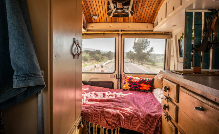 Selma – Unique army bus and off grid camper