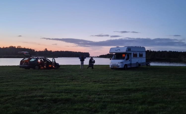 Camper Coby – 6 persoons  Bergland  Alkoof uit 2010, zeker fijn voor lange mensen!