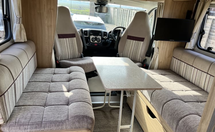 Eddie – Luxury 4 berth motorhome includes insurance and breakdown