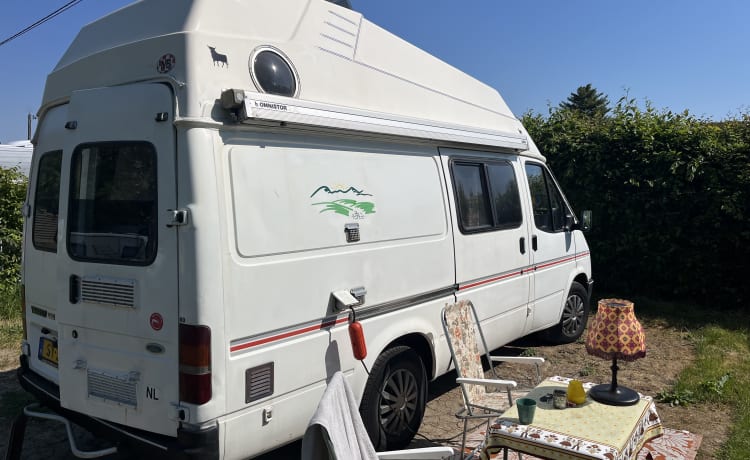 Tina – Retro Hippie Ford Transit Camper Petrol