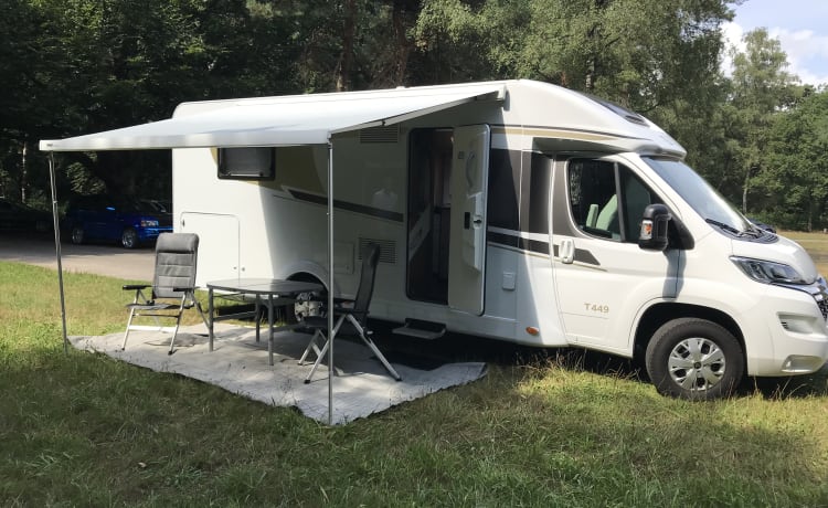 Camping-car semi-intégral de luxe moderne 4 personnes