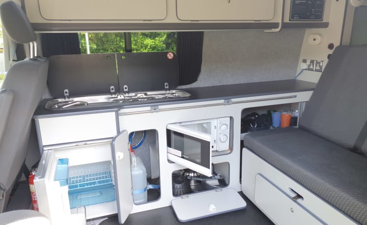 VW T5 SWB – Camper Pop Top con Cambio Automatico (2 adulti e 2 bambini)