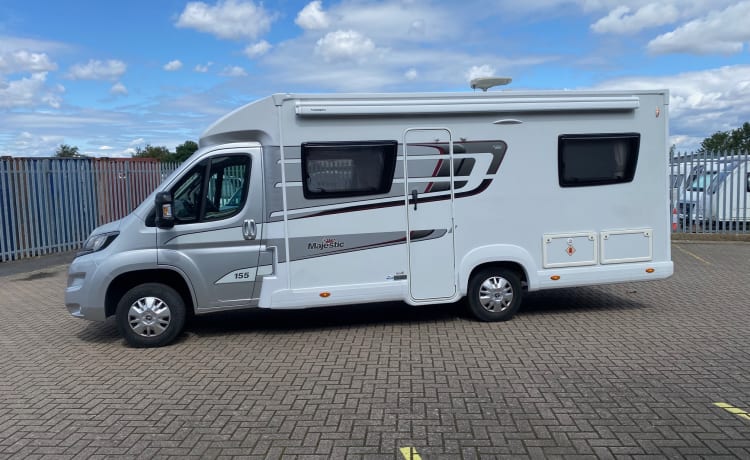 4 berth Peugeot elddis majectik 155 fixed bed 2017 like new 11k mil