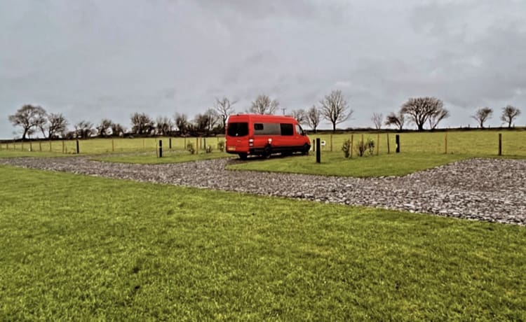 Big Red – Mercedes-Benz mit 3 Schlafplätzen (Off Grid Solar) Birmingham-Oxford