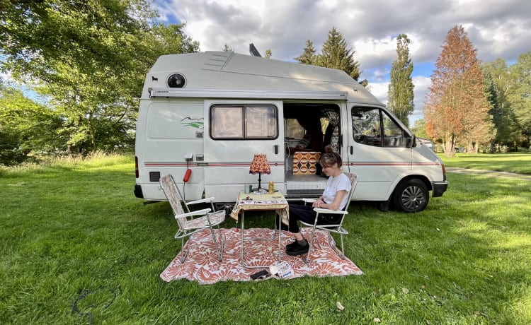 Tina – Retro Hippie Ford Transit Camper Petrol