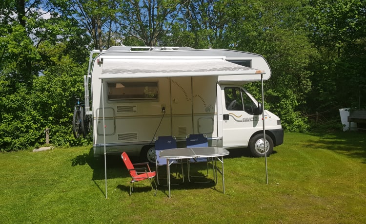 Mooie camper voor gezin, twee personen of alleen (surftrip)