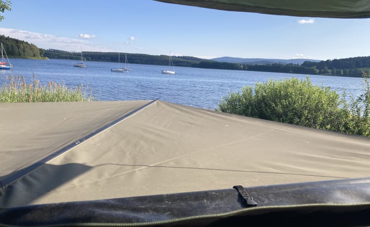 Land Rover Discovery with rooftop tent