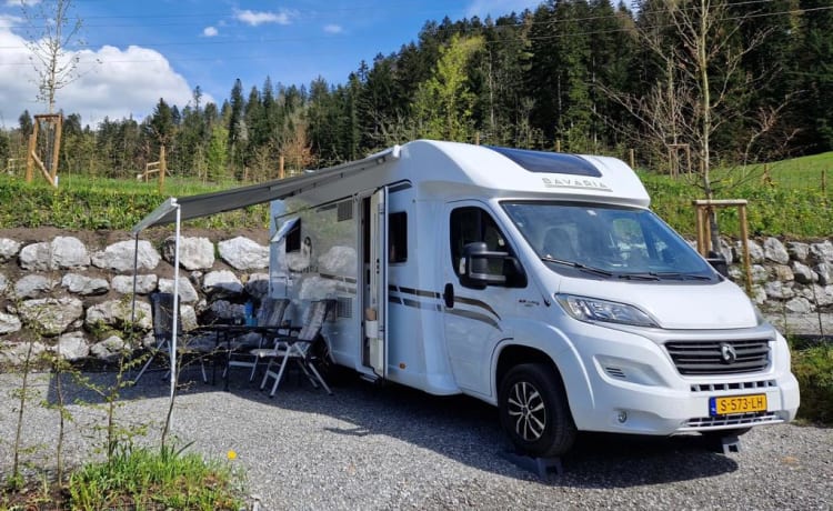 Camping-car spacieux LUXE 4 personnes☀️(climatisation, TV, porte-vélos, inventaire complet)