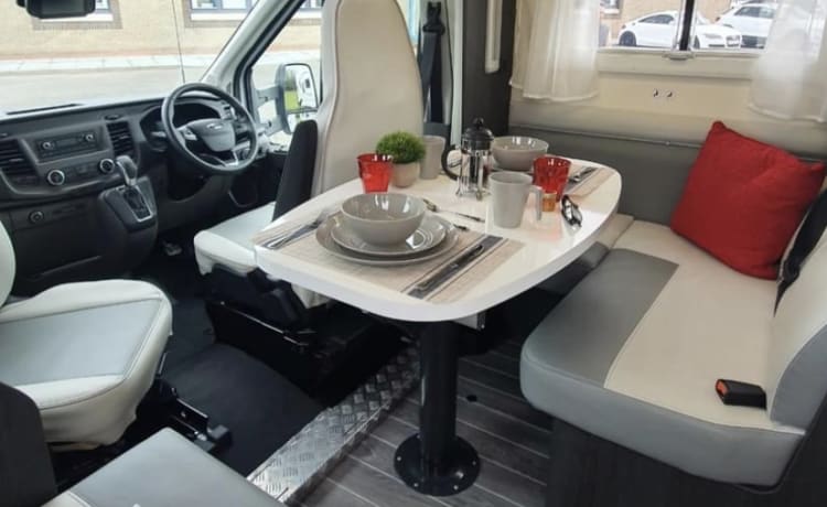 Wohnmobil mit 4 Betten und separatem Schlafzimmer mit Doppelbett