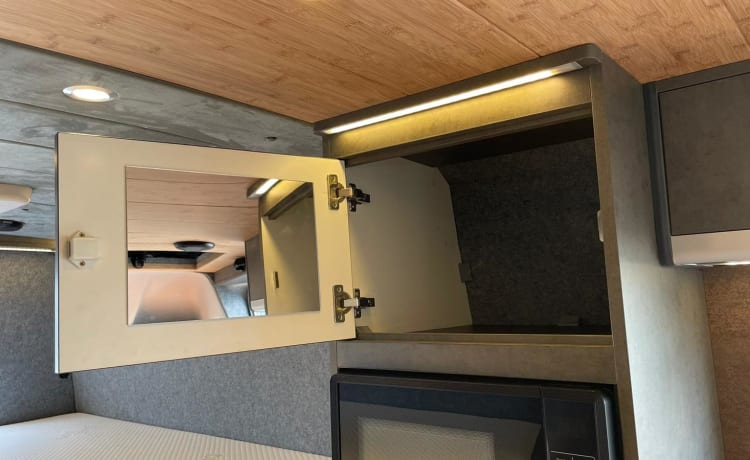 THUNDER – Prachtige VW Crafter camper met 4 slaapplaatsen uit 2022