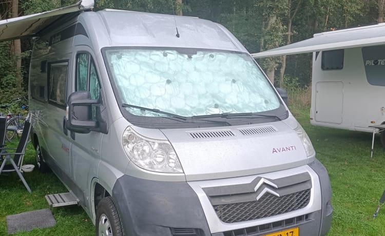 Avanti La Strada – Camper di autobus di lusso | 4 seduti/3 letti | Cucina/WC/Aria condizionata moto/Portabiciclette