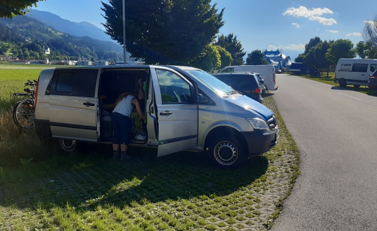 Norbi – Ancienne voiture de police avec 4x4 pour de grands trajets