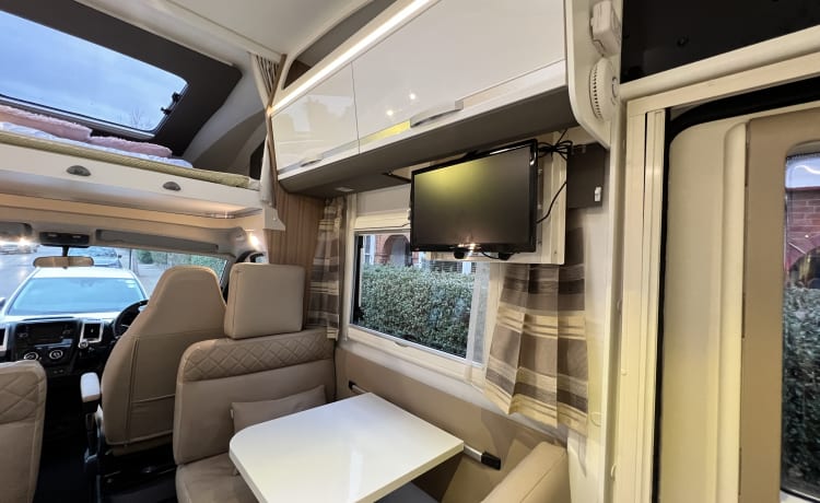 Dolly – Luxury 7 birth Motorhome Family e tu puoi avere un chilometraggio illimitato nel Regno Unito