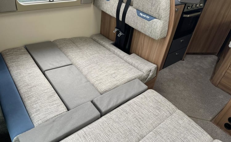 Moderno camper Swift 4 posti letto. Allestimento per tutte le stagioni