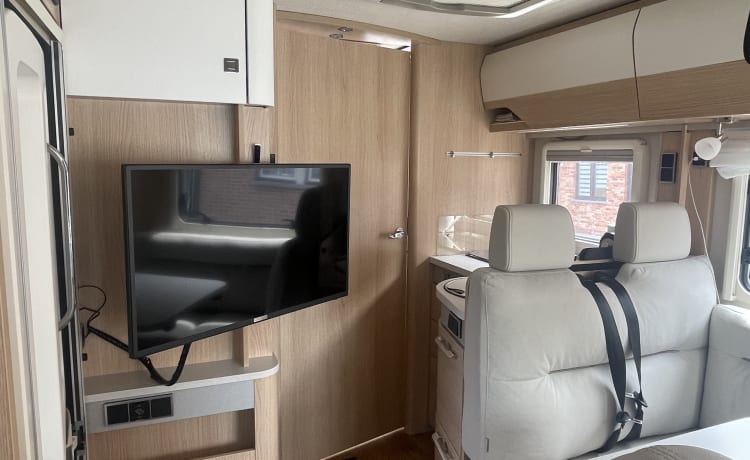 Go on an adventure with this luxurious Mercedes-Benz mobile home from 2022!