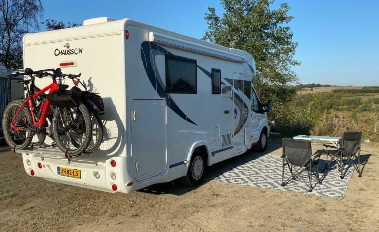 Wij bieden onze geweldige luxe camper uit 2016 te huur aan! 