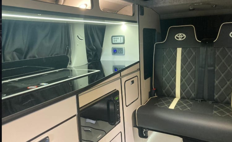 Luxueux camping-car Toyota Alphard