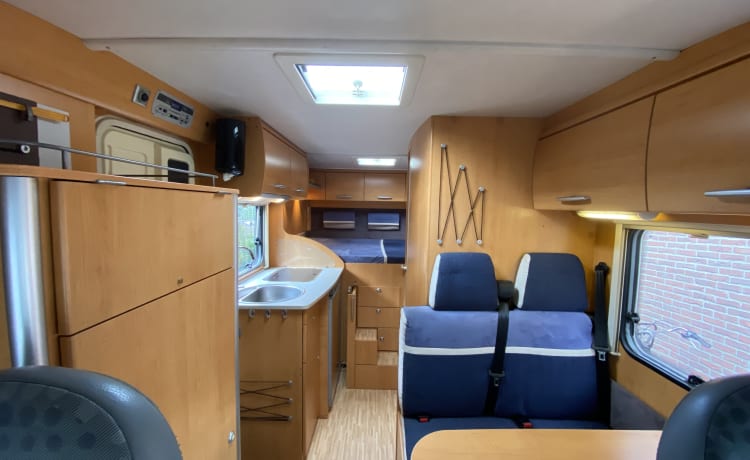 Kompakter und voll ausgestatteter Ford Hymer 522 Campervan