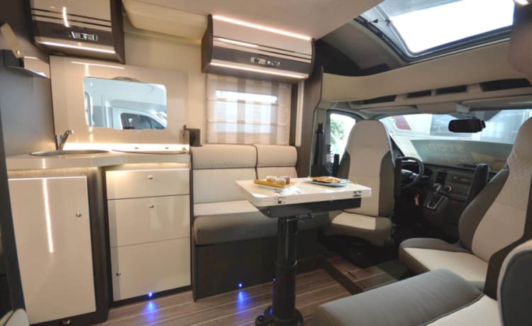 Roller Team 266 TL – Camper moderno (2022) con lussuoso letto queen size e area benessere separata.