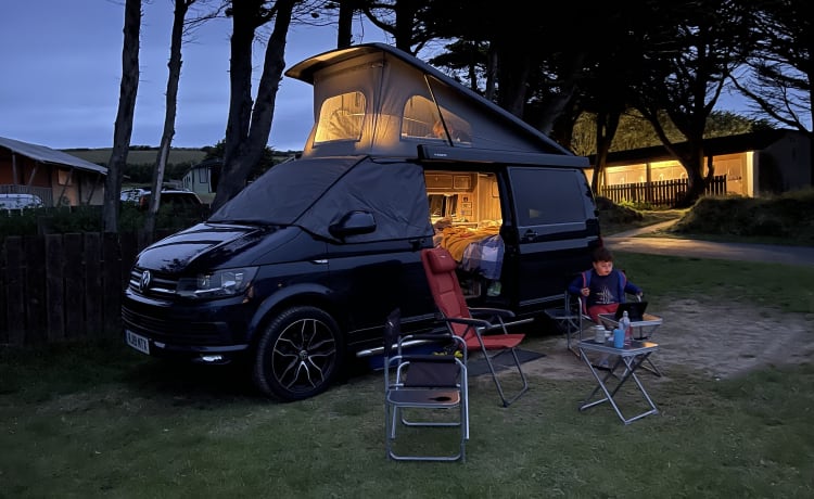 Wallis  – Wallis - Hoogwaardige VW T6 CamperKing-conversie. 4 slaapplaatsen en 5 zitplaatsen