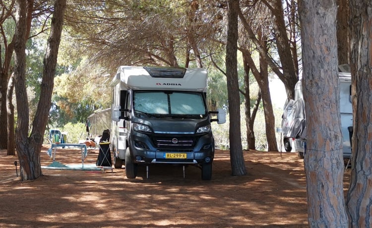 Camping-car familial de luxe Adria Matrix avec système de niveau automatique