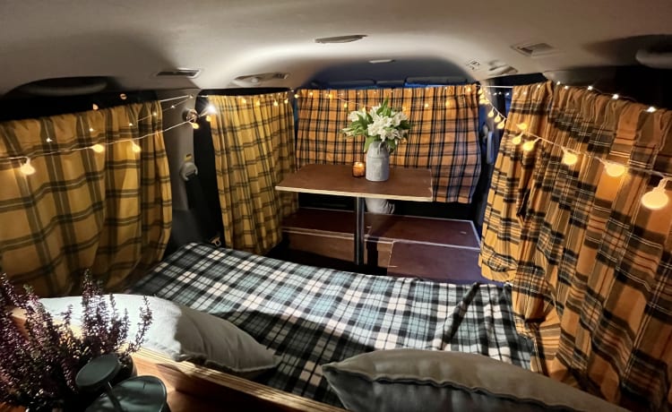 Bonnie – Toyota-camper met 2 slaapplaatsen uit 2005