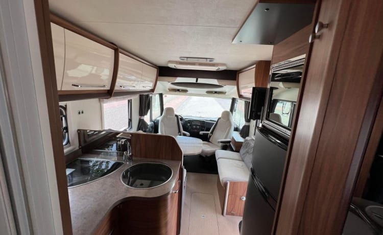 Lady Woodpecker – Luxuriöser Familiencamper für 5 Personen mit Etagenbett und Hubbett für 2 Personen.