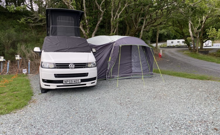 Flo! – Flo is Our Fun & Comfy 4 berth Volkswagen Transporter 5.1 campervan 