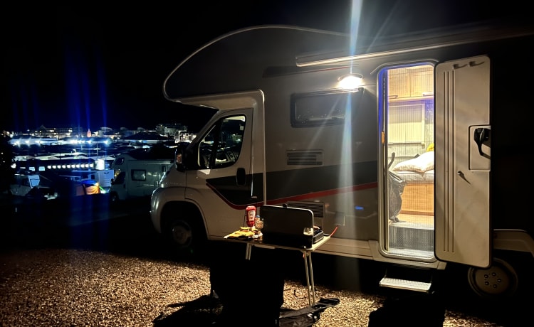 The Adventurer – Alcova Peugeot 6 posti letto del 2013