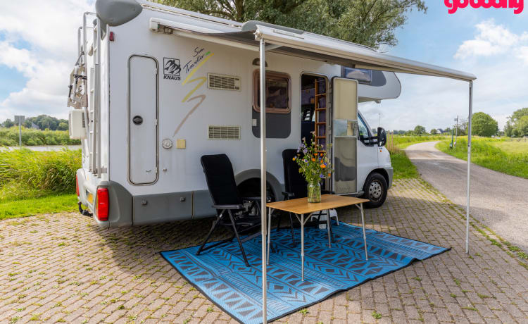 Knaussie – Wonderful compact alcove camper with 4 sleeping places