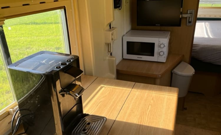 Bellissimo camper Fiat Ducato da 4 posti, completamente accessoriato.