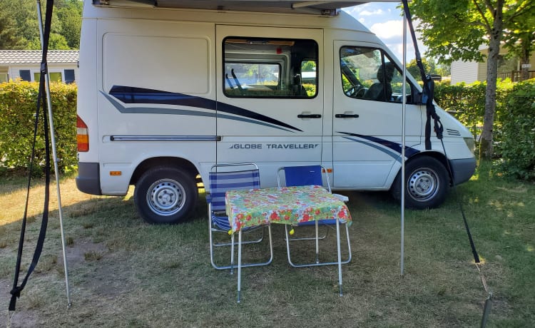 Barry Klasbak – Compact, cozy and maintained Mercedes Sprinter for 2 (tall) people