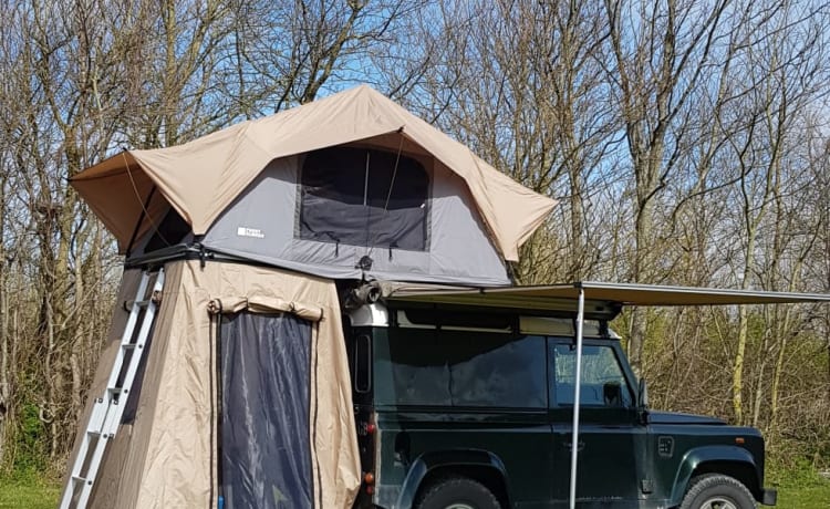 Geisli  – Land Rover defender 90 with roof tent