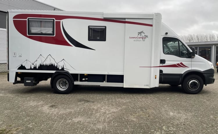 confortable camion fourgon de camping-car hors réseau avec terrasse