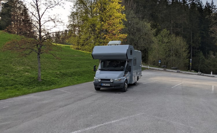 Blauwal – Mobile home d'aventure familiale robuste avec carrosserie de véhicule d'expédition