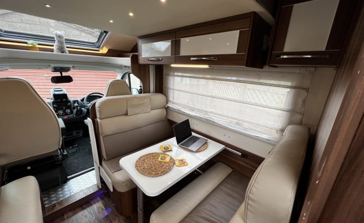 Rewind – Escapade familiale de luxe : camping-car moderne à 6 couchettes prêt pour l'aventure !