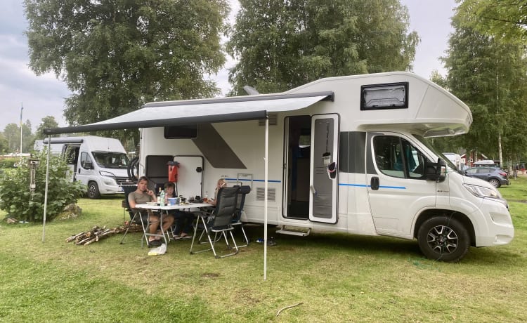 The Beast – Zeer recente, luxe 4+1-persoons Alkoofcamper