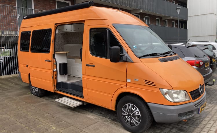 The Orange Monster – Oranje Mercedes-Benz sprinter uit 2003