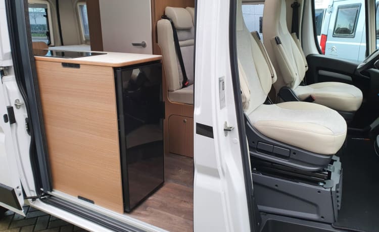 De camperbus  – New, luxurious, fully equipped camper with solar panel