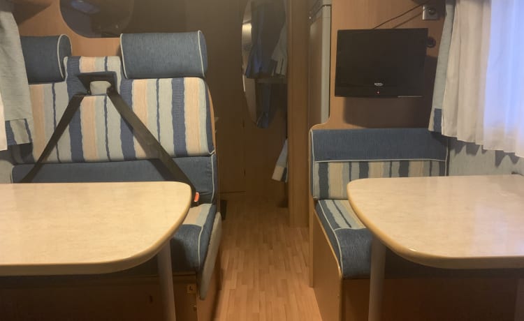 Ford Transit – Camper spazioso per famiglie ma comodissimo anche per single