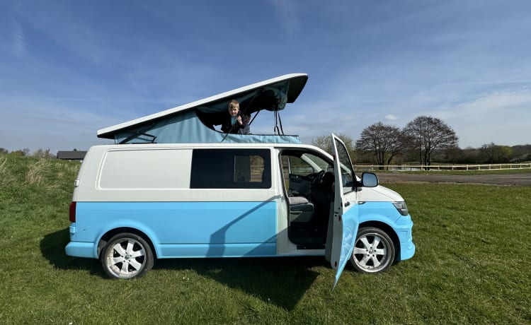 Road surfer – 4 berth Volkswagen campervan from 2017