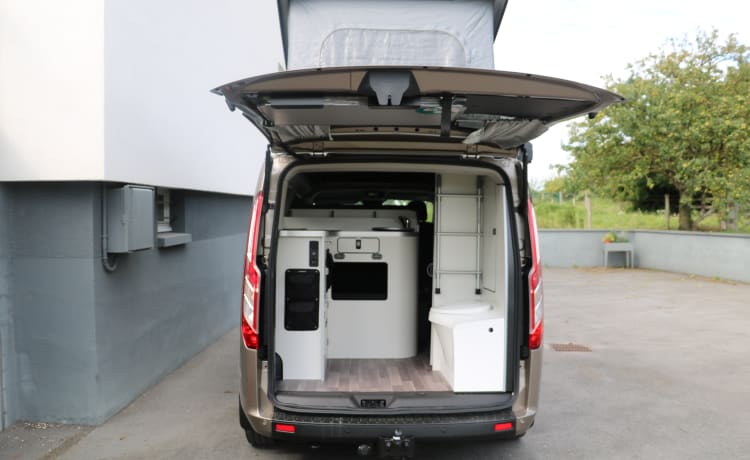 SAM – New 5-seater van with integrated toilet