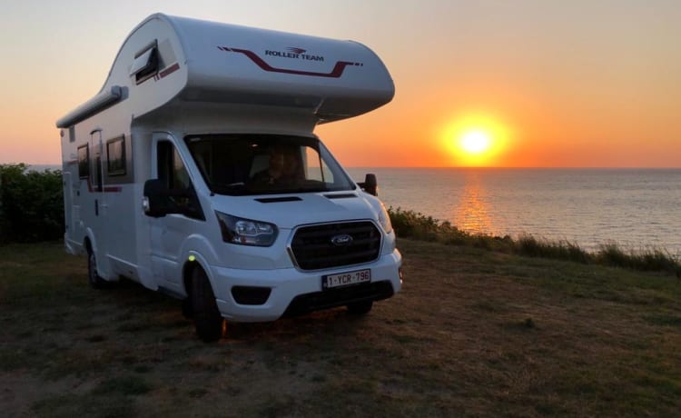 Roller Team Kronos M277 – Camper 4 posti con ampia alcova, 2 posti letto e letto a castello