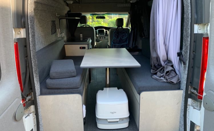 De Prinses – 2-person Renault camper van, can enter any city and always fits.