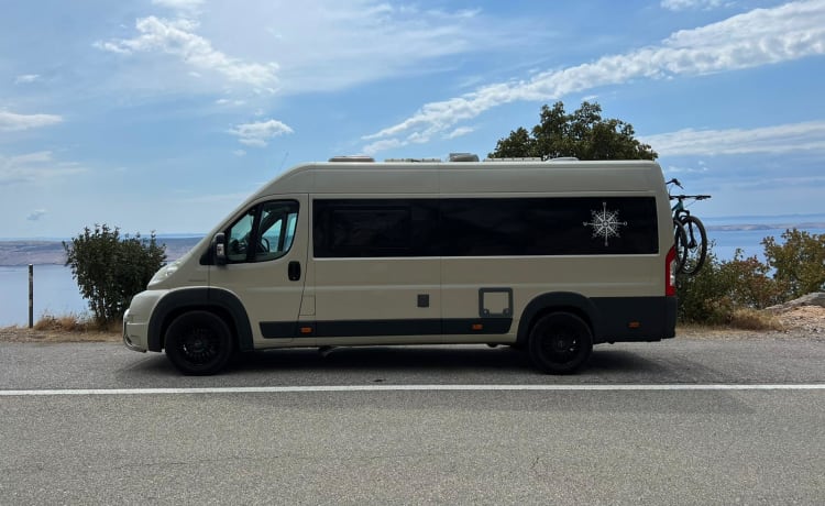 Travelcar – Prachtige stoere moderne 2 persoons camperbus